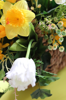 dekoracyjny kosz z żółtymi kwiatami, Wiosenny Klimat, wys.46cm