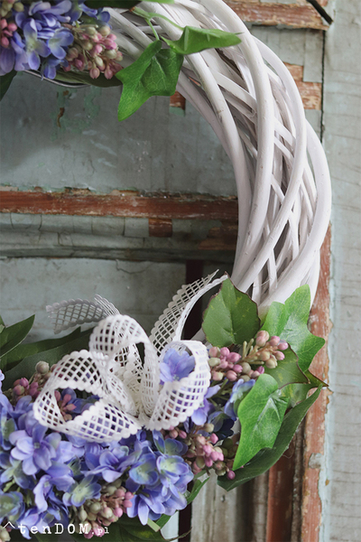 Majowe Klimaty, wianek z motylem i niebieskim bzem, śr.32cm 