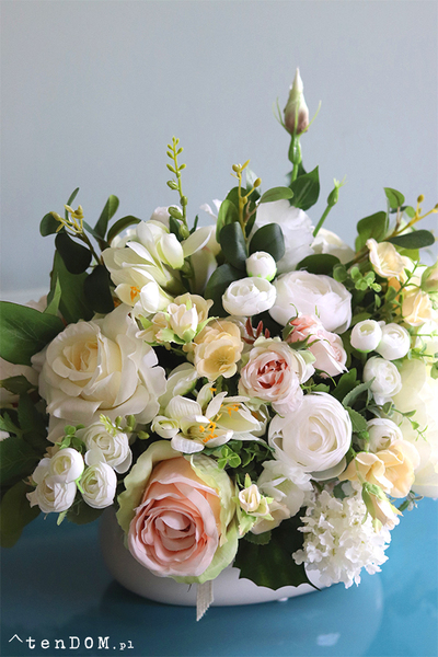 Jollena White & Cream, kompozycja kwiatowa na stół, rozpiętość 50cm