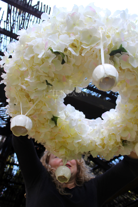 Biała Hortensja wianek podwieszany z dzwoneczkami ceramicznymi, śr.67cm