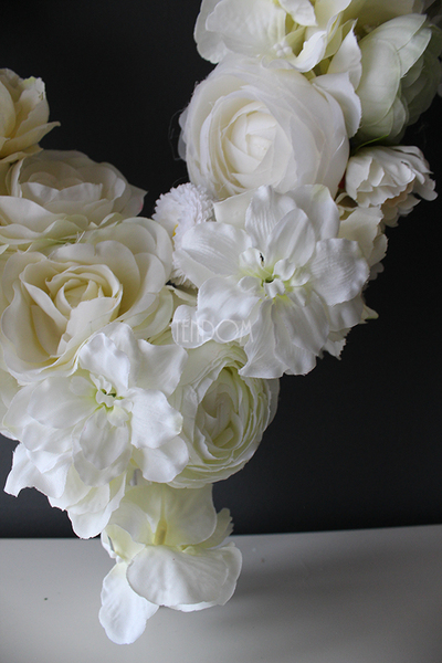 Serce Biel dekoracja ze sztucznych kwiatów na wiklinowym spodzie wys. 60cm, szer.50cm