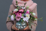 Carmen, wiosenna kompozycja kwiatowa w lustrzanej donicy, wys.32cm