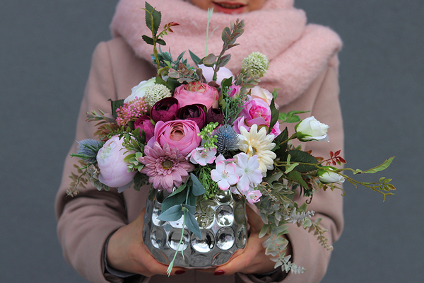 Carmen, wiosenna kompozycja kwiatowa w lustrzanej donicy, wys.32cm