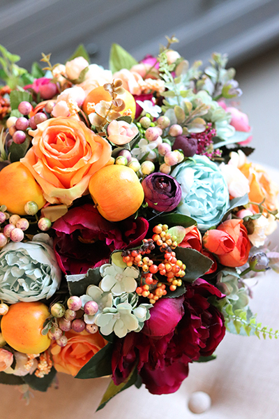 kosz z barwną kompozycją sztucznych kwiatów, Melancholia 2, wys.31cm