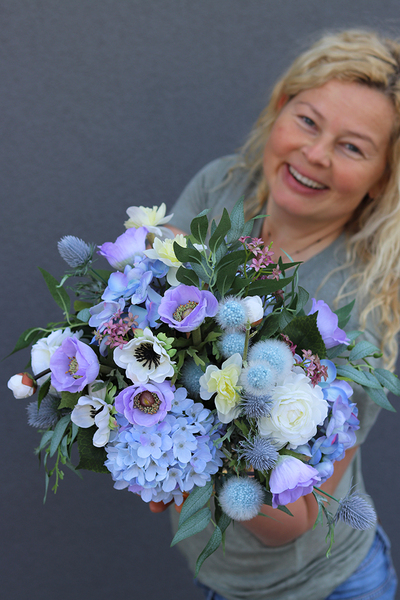 Gerinia, błękitna kompozycja kwiatowa w złotej donicy, wym.40x38x32cm