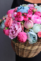 Caryca Renato, bogaty kosz z  peoniami, wym.40x46cm 