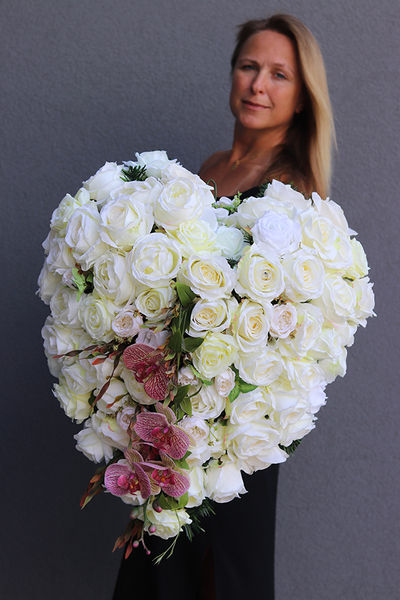 bardzo bogata wiązanka nagrobna z róż, Białe Serce Delania, wym.60x48cm 
