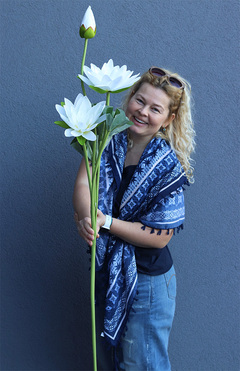 OD RĘKI Amareo, lilia wodna na gałązce, biała, dł. 125cm