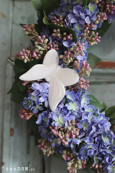 Majowe Klimaty, wianek z motylem i niebieskim bzem, śr.32cm 