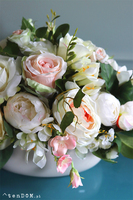 Jollena White & Cream, kompozycja kwiatowa na stół, rozpiętość 50cm