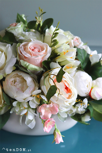 Jollena White & Cream, kompozycja kwiatowa na stół, rozpiętość 50cm