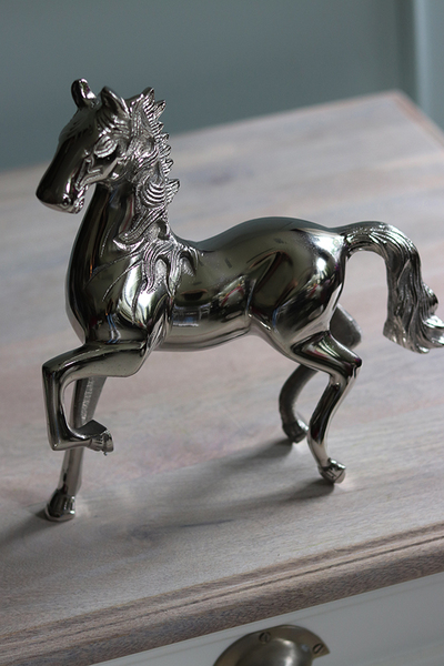 elegancka figurka konia, Stąpający Koń, wym.28x25x9cm