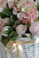bogaty kosz z bladoróżowymi hortensjami i piwoniami Provance 50x50cm 