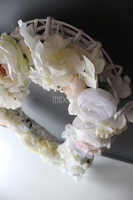 Serce Biel dekoracja ze sztucznych kwiatów na wiklinowym spodzie wys. 60cm, szer.50cm