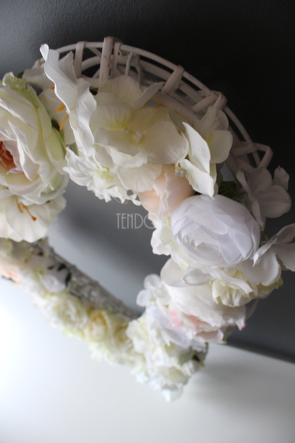 Serce Biel dekoracja ze sztucznych kwiatów na wiklinowym spodzie wys. 60cm, szer.50cm