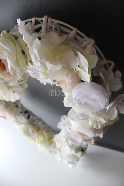 Serce Biel dekoracja ze sztucznych kwiatów na wiklinowym spodzie wys. 60cm, szer.50cm