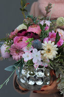 Carmen, wiosenna kompozycja kwiatowa w lustrzanej donicy, wys.32cm