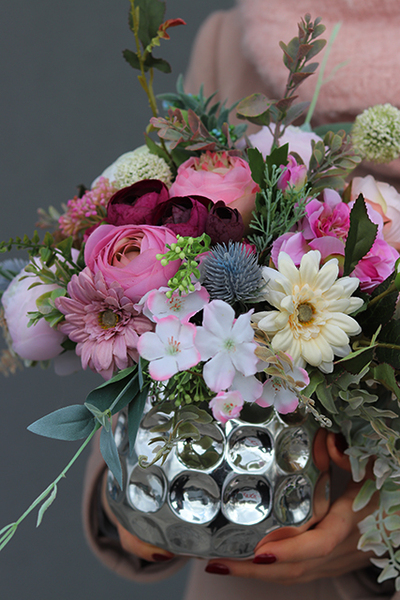 Carmen, wiosenna kompozycja kwiatowa w lustrzanej donicy, wys.32cm