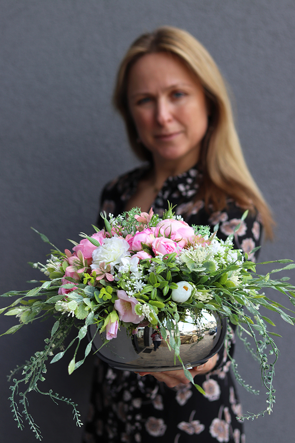 Manfredo Small, kompozycja kwiatowa w srebrnym naczyniu, wys.20cm