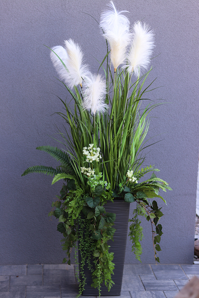 Gertruda Premium Black, trawy w czarnej donicy z dekoracjami, wys.160cm