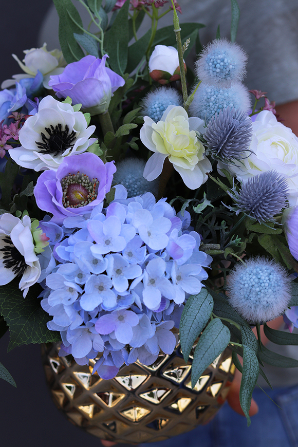 Gerinia, błękitna kompozycja kwiatowa w złotej donicy, wym.40x38x32cm