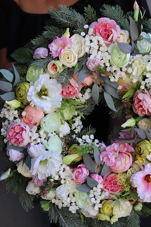 Tenorra, duży biało - różowy wieniec na iglastych gałązkach, śr. 50cm