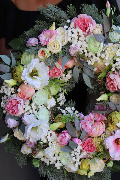 Tenorra, duży biało - różowy wieniec na iglastych gałązkach, śr. 50cm