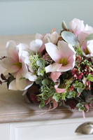 Adelita Mantella 2, efektowna kompozycja kwiatowa na parapet, wym.22x55x24cm