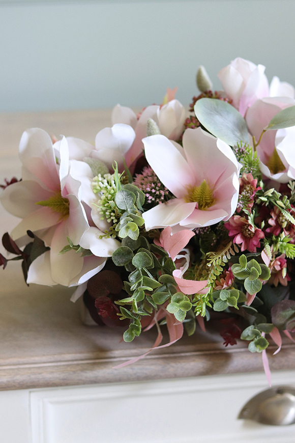 Adelita Mantella 2, efektowna kompozycja kwiatowa na parapet, wym.22x55x24cm