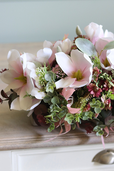 Adelita Mantella 2, efektowna kompozycja kwiatowa na parapet, wym.22x55x24cm