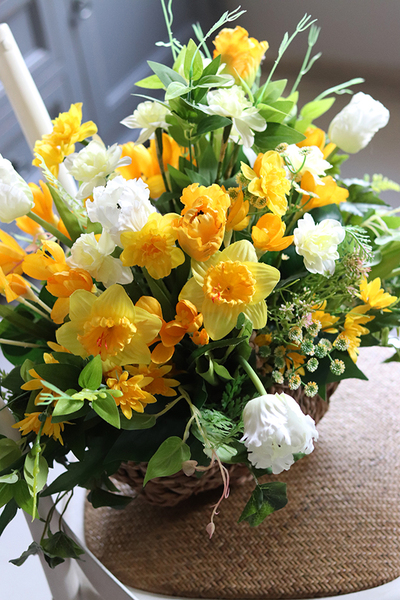 dekoracyjny kosz z żółtymi kwiatami, Wiosenny Klimat, wys.46cm