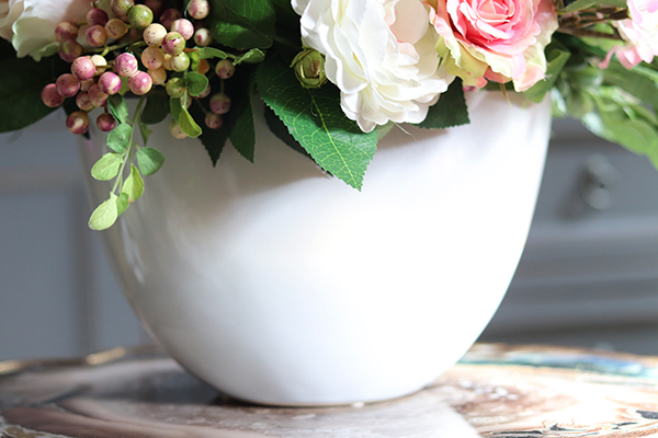 Abella New, kompozycja kwiatowa / bukiet w białym naczyniu, wys.42cm