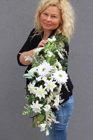 biała kompozycja kwiatowa w drewnie, Kenna, dł.85cm