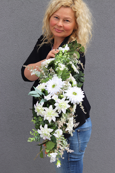 biała kompozycja kwiatowa w drewnie, Kenna, dł.85cm