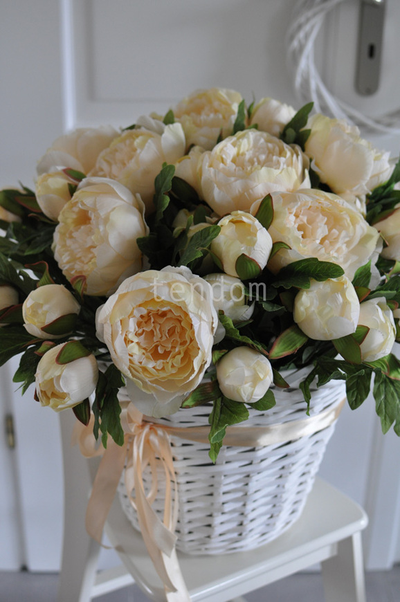 bogaty kosz z kremowymi piwoniami Provance, 50x50cm  