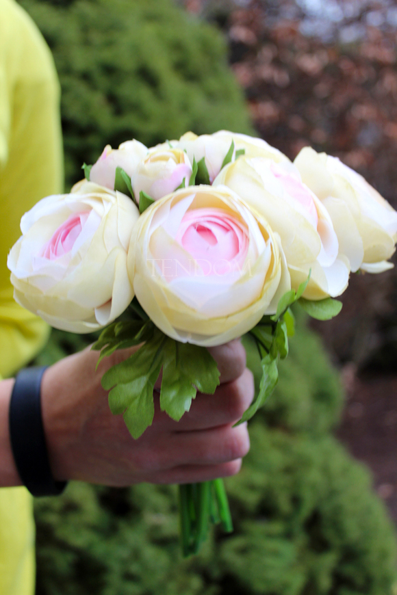 bukiet kremowych jaskrów z różowymi środkami wys.24cm