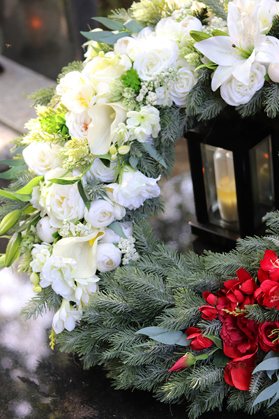 Biel i Czerwień XXL, bogaty wieniec pogrzebowy ze wstęgą, śr.66cm