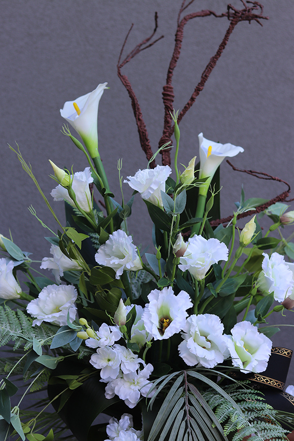 Nerusa Karlitto, bogaty bukiet nagrobny z kallą i eustomą, dł.80cm