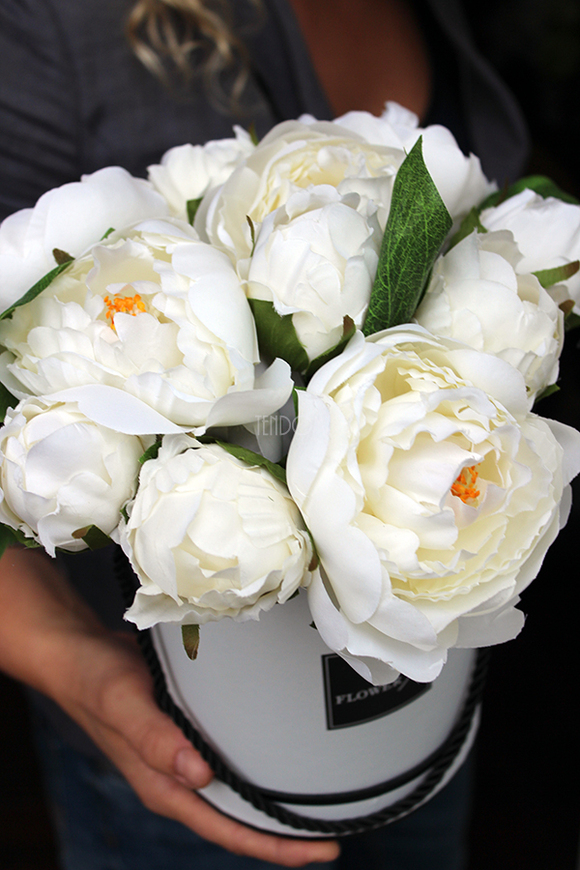 kompozycja kwiatowa / bukiet flowerbox Biała Peonia wys.27cm