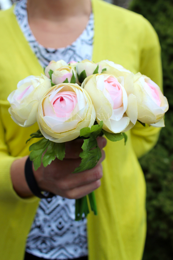 bukiet kremowych jaskrów z różowymi środkami wys.24cm