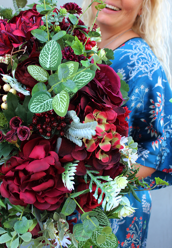 Augustyna Red kompozycja kwiatowa w czerwonym naczyniu, dł.70cm