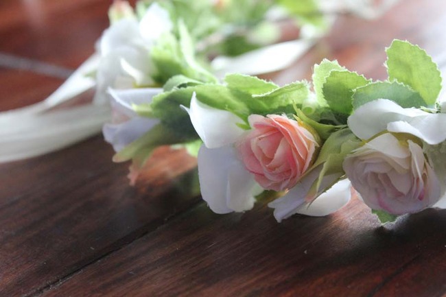 delikatny, komunijny kwiatowy wianek na głowę, Jowita, rozmiar uniwersalny