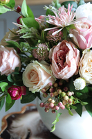 Abella New, kompozycja kwiatowa / bukiet w białym naczyniu, wys.42cm