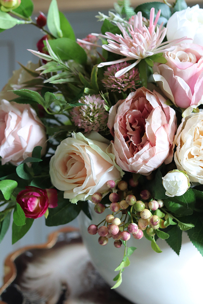 Abella New, kompozycja kwiatowa / bukiet w białym naczyniu, wys.42cm