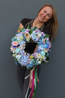 Błękitna Poświata, wianek na drzwi z kolorowymi wstążkami, śr.40cm