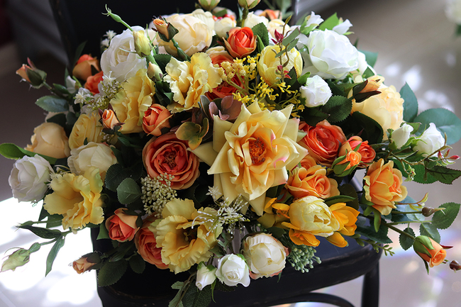 Irmina, bogata wiosenna kompozycja w srebrnej misie, wym.30x50cm