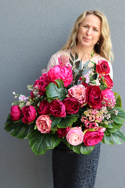 Renalla, kwiatowa kompozycja nagrobna w misie, wym.60x70cm