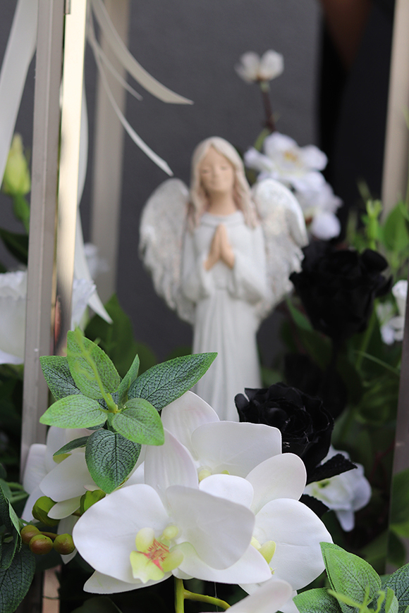 Latarnia z Aniołem Silver, kompozycja nagrobna ze srebrnym lampionem, wys.85cm     