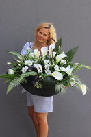 Nerusa Karlitto, bogata kompozycja nagrobna z kallą i eustomą, wym.58x100cm