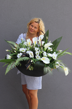 Nerusa Karlitto, bogata kompozycja nagrobna z kallą i eustomą, wym.58x100cm